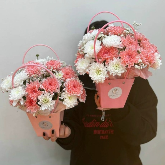 Фото Сумочка с хризантемой и гипсофилой