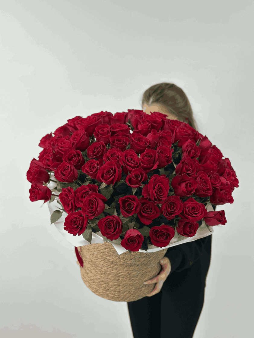 Фото Красные розы в корзине