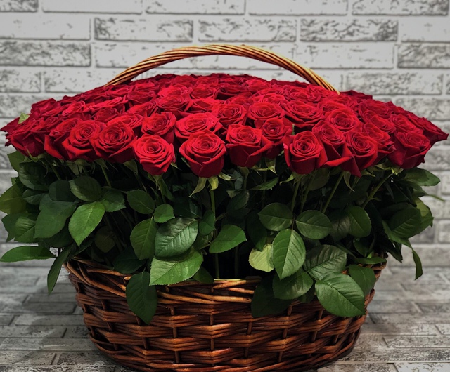 Фото 301 роза Кения в корзине 50 см
