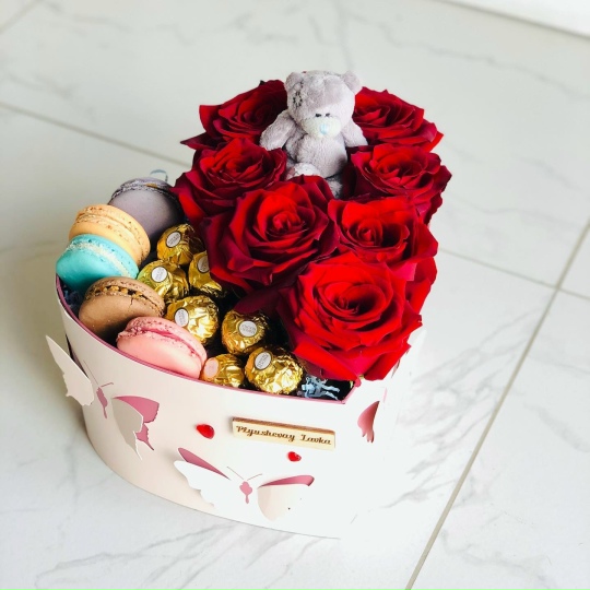 Фото Сердце с розами и конфетами M