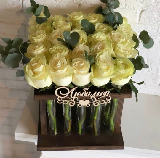 Фото РОЗА В КОЛБЕ КВАДРАТ 25 Белая или красная