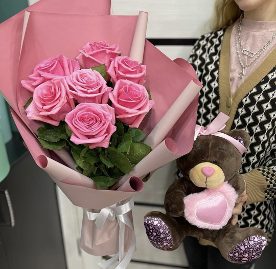 Фото 7 роз в упаковке