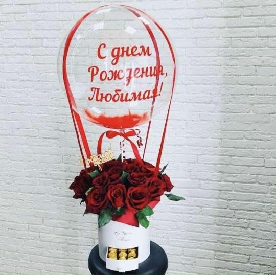 Фото Букет роз в коробке с прозрачным шаром