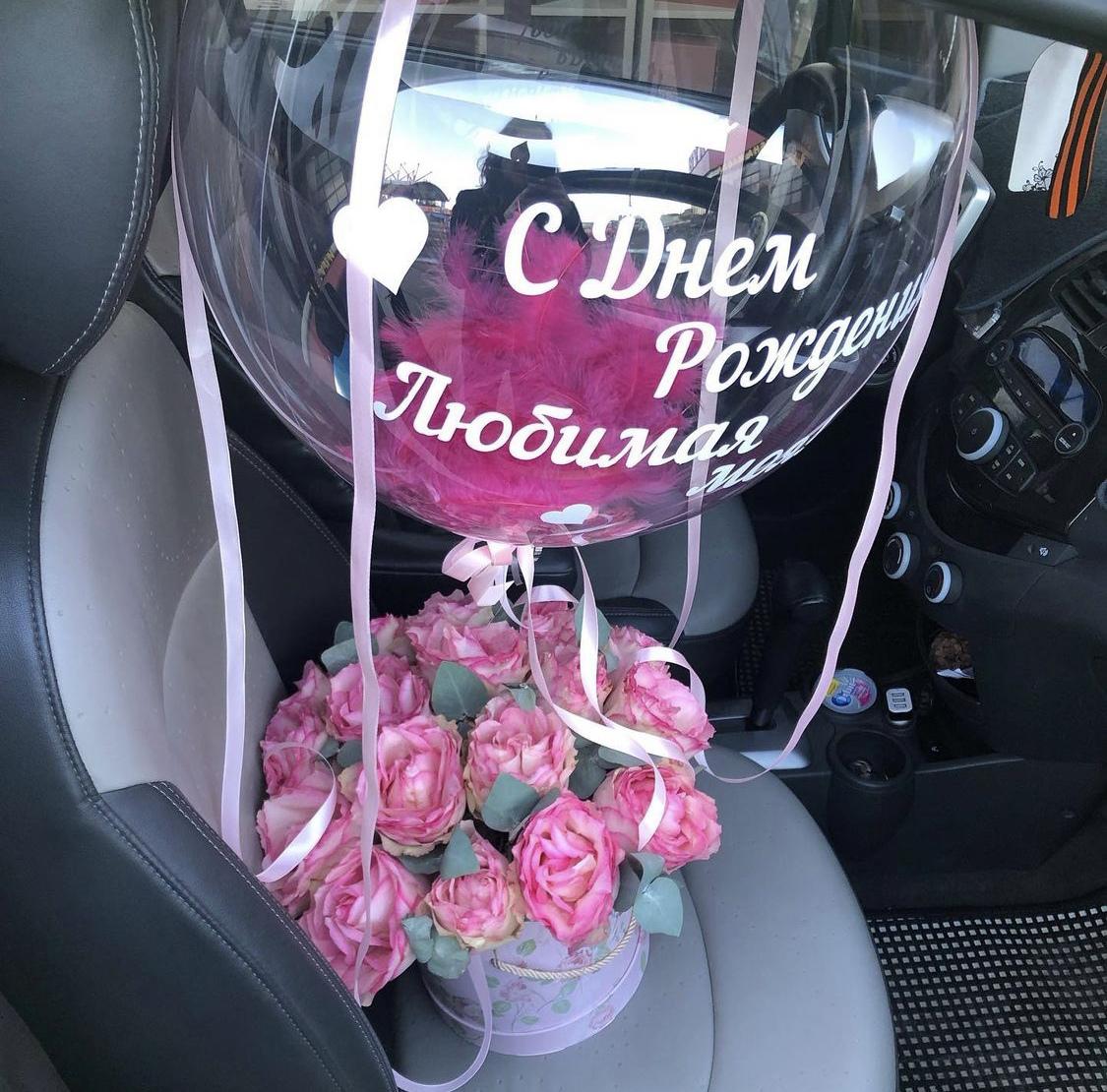 Фото Розовые розы в коробке с прозрачным шаром