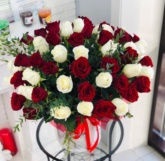 Фото 51 роза микс в коробке