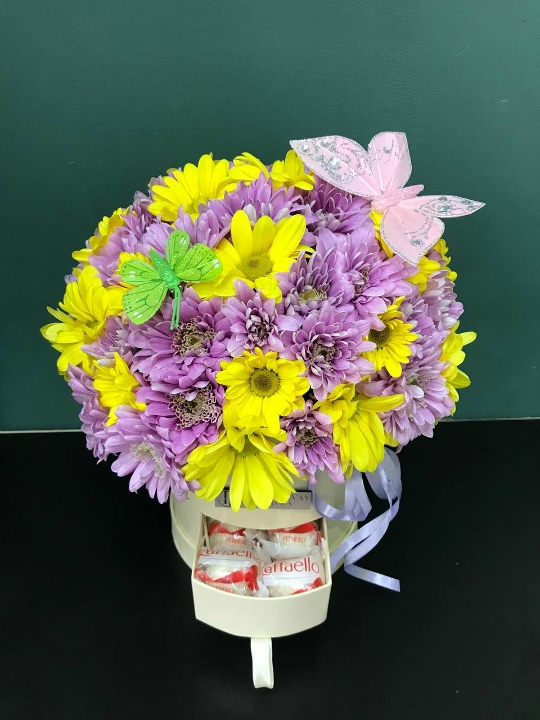 Фото Коробочка-сюрприз с хризантемой Желтый-розовый Эвкалипт Бабочки