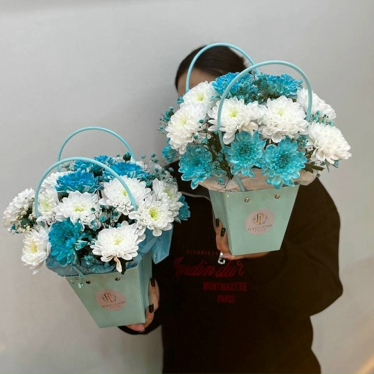 Фото Сумочка с хризантемой и гипсофилой