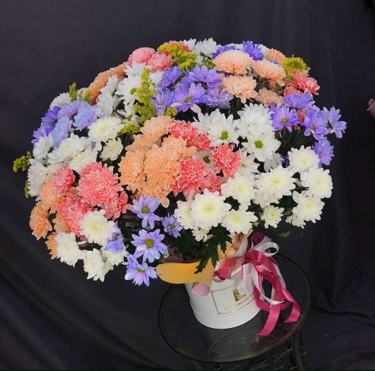 Фото #1. Огромный бокс с хризантемой и зеленью