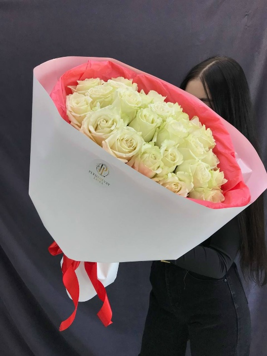 Фото 25 роз белых