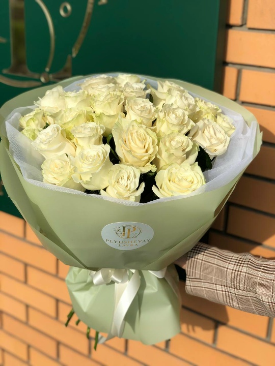 Фото 25 белых гигантских роз и стильная упаковка