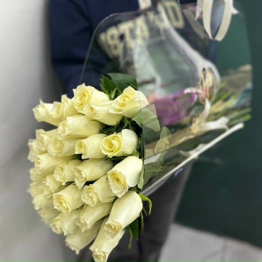 Фото 25 роз в плайм пакете