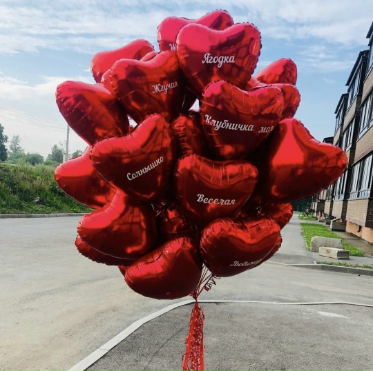 Фото 35 фольгированных красных сердец с комплиментами