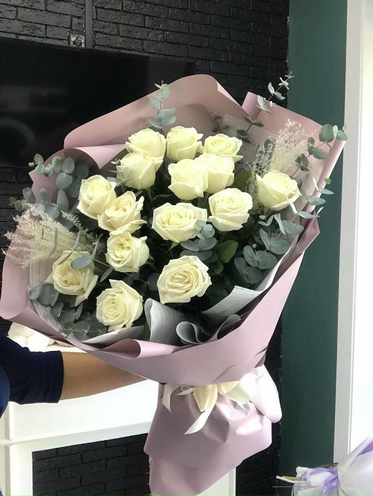 Фото 15 белых гигантских роз эвкалипт декор и стильная упаковка