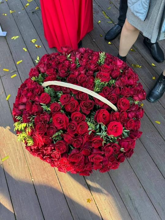 Фото Корзина гигант с розами