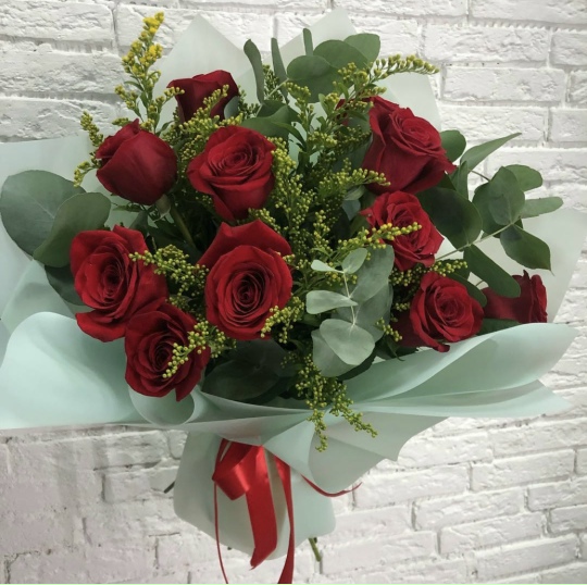 Фото Стильный букет из 11 красных роз