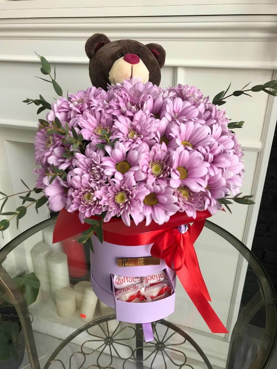 Фото Коробочка-сюрприз с хризантемой Розовый Эвкалипт Мишка