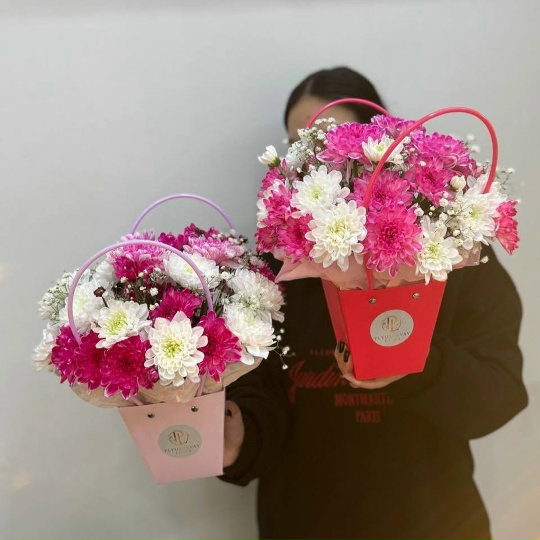 Фото Сумочка с хризантемой и гипсофилой